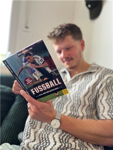 Ein junger Mann liest ein Buch