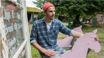 "Macht was" - das ist Fynn Kliemanns Einladung für alle Kreative in seinem Kliemannsland zwischen Bremen und Hamburg.