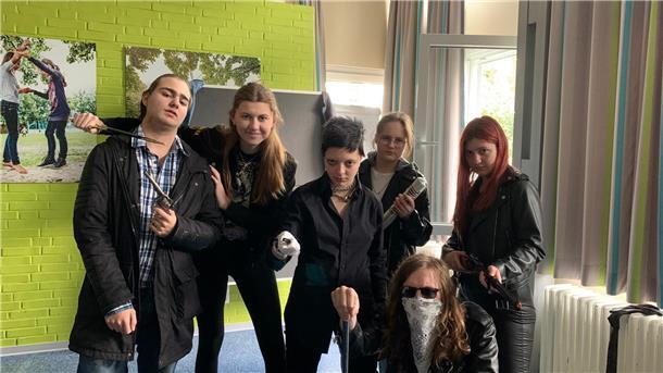 Mackie Messer (Mitte: Alicia Gerdes Molinas) und seine Bande (von links: Maurice Dulewicz, Tomke Michaelis, Beeke Brinkmann, Matthis Reichow und Celine Jaschinski).