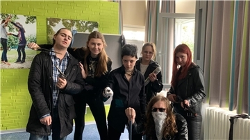 Mackie Messer (Mitte: Alicia Gerdes Molinas) und seine Bande (von links: Maurice Dulewicz, Tomke Michaelis, Beeke Brinkmann, Matthis Reichow und Celine Jaschinski).