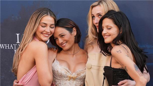 „Ich weiß, was du letzten Sommer getan hast“ zurück im Kino Madelyn Cline (l-r), Chase Sui Wonders, Sarah Pidgeon und Gabbriette Bechtel sind im Remake von „Ich weiß, was du letzten Sommer getan hast“ dabei.