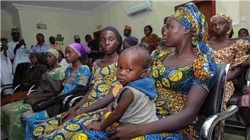 Mädchen aus Chibok, die zuvor aus der Hand islamistischer Extremisten befreit worden waren. (Archiv)