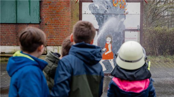 Mädchen und Jungen beim Osterferienprogramm des Magistrats bei der Feuerwehr Bremerhaven.
