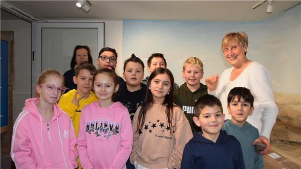 Die Kinder der Grundschule Einswarden stehen zusammen. 