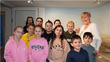 Die Kinder der Grundschule Einswarden stehen zusammen. 