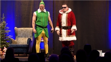 Männer, die aufs Wasser starren in der Adventsausgabe inklusive „Schrottwichteln xxl“ kurz vor der Geschenkeverteilung beim Heimspiel im Apollo.