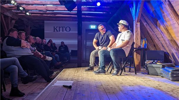 „Männer, die aufs Wasser starren“: So lief die Live-Premiere der TikTok-Stars Männer, die aufs Wasser starren: Joschka Traue und Nico Flathmann haben ihre Bühnenpremiere in Vegesack vor 150 Gästen gefeiert