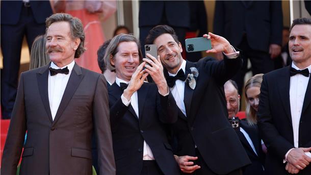 Wes Anderson in Cannes mit großem Star-Aufgebot Männer ohne Handy: Bryan Cranston (l) und Matt Dillon (r). Männer mit Handy: Wes Anderson (2.v.l) und Adrien Brody.