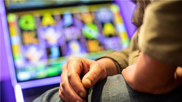 Männer anfälliger für Glücksspielsucht als Frauen Männer sind bei Glücksspielen immer noch stärker suchtgefährdet, aber der Frauenanteil steigt.
