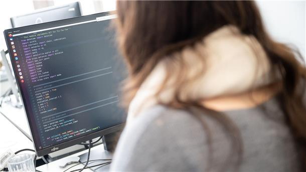Paus: Algorithmen schreiben Geschlechterklischees fort Männer und Frauen werden in vielen Bereichen unterschiedlich behandelt. Dies ist auch bei Algorithmen der Fall.