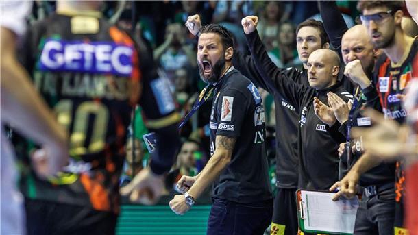 SC Magdeburg rettet Unentschieden: 26:26 gegen Veszprém Magdeburgs Trainer Bennet Wiegert (M) gewohnt emotional an der Seitenlinie