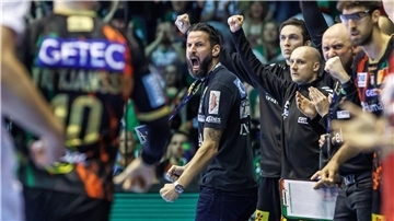 Magdeburgs Trainer Bennet Wiegert (M) gewohnt emotional an der Seitenlinie