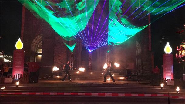 Magische Momente kurz vor Heiligabend: Die Feuer- und Lichtshow vor der Großen Kirche ist für den 23. Dezember angesagt.