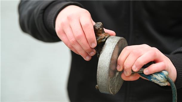 Magnetangeln: Mit einem starken Magneten ziehen die Angler Metallschrott aus den Gewässern. So bringen sie nicht immer nur ungefährliches ans Ufer. 