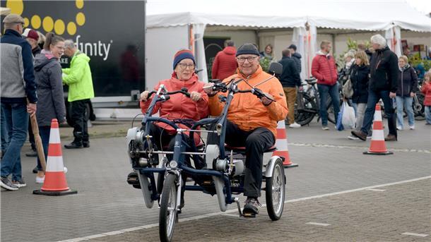 Ein Mann und eine Frau sitzen auf einem Spezialfahrrad. Magrit und Wilhelm Buck probierten ein „Sociable“, ein Parallel-Tandem der Erlebnis Bremerhaven aus.