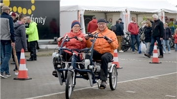 Ein Mann und eine Frau sitzen auf einem Spezialfahrrad. Magrit und Wilhelm Buck probierten ein „Sociable“, ein Parallel-Tandem der Erlebnis Bremerhaven aus.
