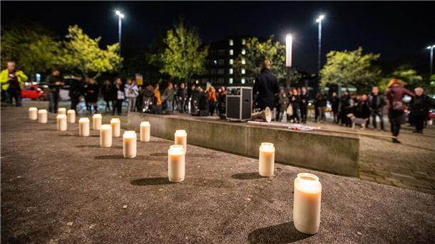 Schüsse auf Rabbinerhaus bei Synagoge - Reul: „Anschlag“ Mahnwache am Rabbinerhaus in Essen.