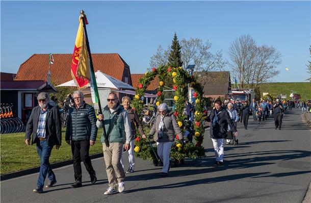 Maibaumsetzen in Burhave.