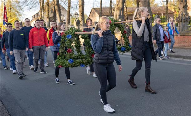 Maibaumsetzen in Stollhamm.