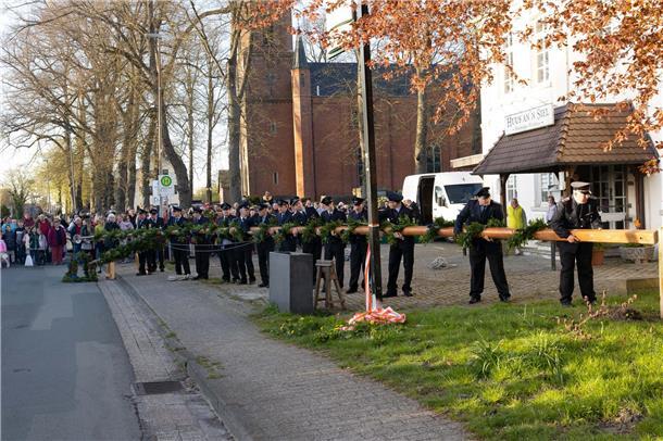 Maibaumsetzen in Stollhamm.