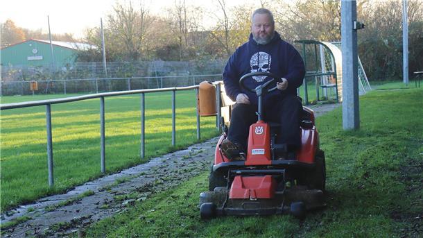 Maik Segebrecht beim Rasenmähen auf der Sportanlage des ESV Nordenham