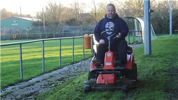 Maik Segebrecht beim Rasenmähen auf der Sportanlage des ESV Nordenham