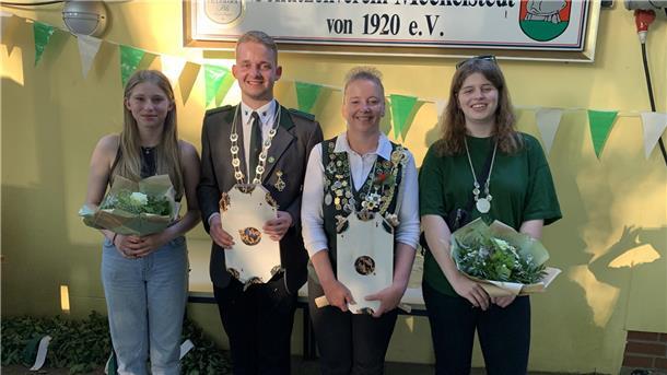 Kinderkönigin Mia Claussen, König Thilo Heins, Königin Heike Heins und Jugendkönigin Julia Mangels stehen nebeneinander.