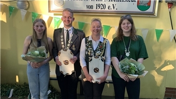 Kinderkönigin Mia Claussen, König Thilo Heins, Königin Heike Heins und Jugendkönigin Julia Mangels stehen nebeneinander.