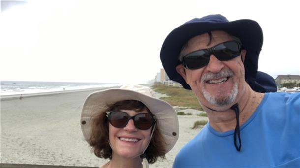 Sie trotzen Covid mit Kunst und der Ruhe am Strand Mal einen Moment vergessen, dass Covid-19 existiert: Brigitte und Michael Pennington am Strand.