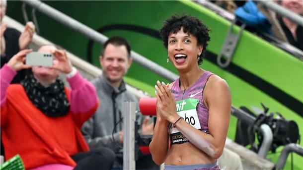 Malaika Mihambo freut sich über eine gute Leistung.