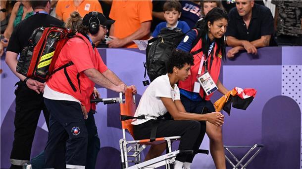 Olympia-Silber und Rollstuhl: Mihambo gibt Entwarnung Malaika Mihambo wird im Rollstuhl aus dem Stadion geschoben.