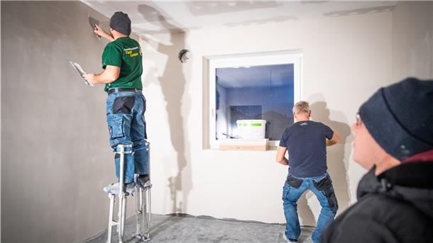 Maler- und Putzarbeiten beginnen mit fortschreitendem Innenausbau des Hauses in Dorum.