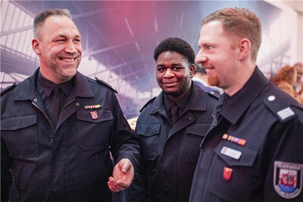 Malte Hoheisel, Regis Fwansoni und Tim Gräwe von der Feuerwehr Bremerhaven genie...