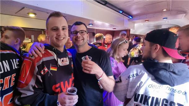 Malte und Karsten sind den Pinguins sehr verbunden. Karsten bekam von seinem Kumpel Malte zum 30. Geburtstag ein ganz besonderes Geschenk, einen alten Schläger von Christian Wejse.