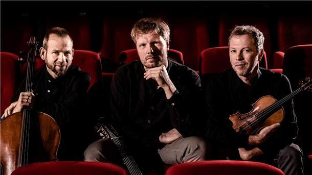 Malte Vief bringt Florian Mayer (Geige) und Matthias Hübner (Cello) mit ins Centraltheater.