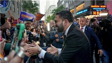Linker Favorit für New Yorks Rathaus: Das ist Zohran Mamdani Mamdani mobilisiert vor allem von junge Menschen, Wähler mit Migrationsgeschichte und Gewerkschaften. (Archivbild)