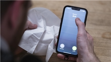 Man muss sich nicht ins Wartezimmer schleppen: Auch telefonisch kann man sich krankschreiben lassen. Die Regelung bleibt umstritten.
