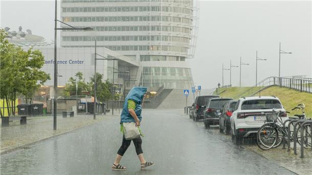 Da kam ganz schön was zusammen: So viel Regen fiel heute in Bremerhaven Man muss sich nur zu helfen wissen: dann wird ein Müllsack auch schnell zum Regencape.