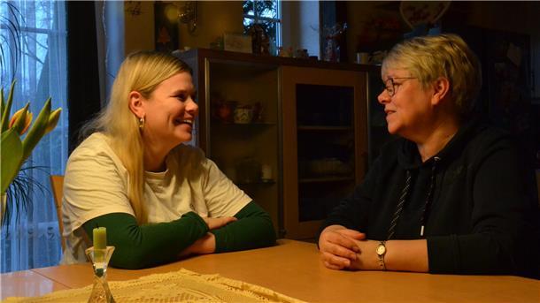 „Man sollte einander helfen, um die Welt etwas besser zu machen.“ Das meint Gaby Meier-Thoroe. Moralische Unterstützung erfährt sie von Tochter Kira.