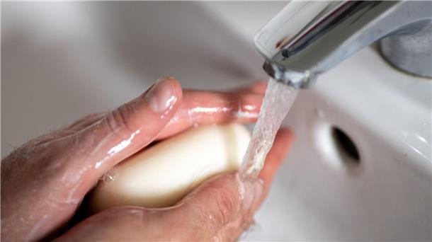 So viele waschen nach dem Toilettengang nicht die Hände Man sollte so lange Hände waschen, wie es dauert, zweimal das Lied „Happy Birthday“ zu singen. (Symbolbild)