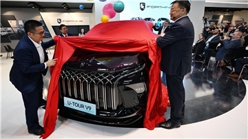 Manager der Dongfeng Liuzhou Motor Co. Ltd. enthüllen auf der IAA ein neues Fahrzeug der Marke Forthing.