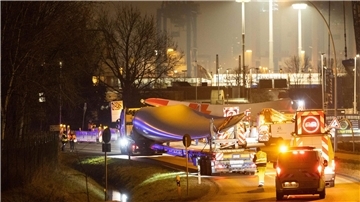Manche Autobahnausfahrten werden für lange Rotorblätter für Windkraftanlagen zu einem Nadelöhr. (Archivbild)