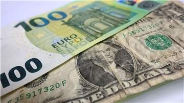 Manche Leute besitzen eine Menge Geld, ob in Euro oder Dollar.