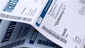 Manche Leute kaufen Konzerttickets nur, um sie teurer weiterzuverkaufen.