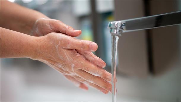 Ekelige Infos von der Toilette Manche Leute waschen ihre Hände nicht, wenn sie auf dem Klo waren. Das haben Wissenschaftler festgestellt.