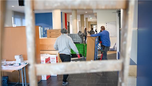 Manche Schreibtische, Stühle und Schränke sind schon drin, doch ab heutigen Mittwoch werden sämtliche Computer der rund 320 Mitarbeiter in die neuen Büros des Jobcenters gebracht.