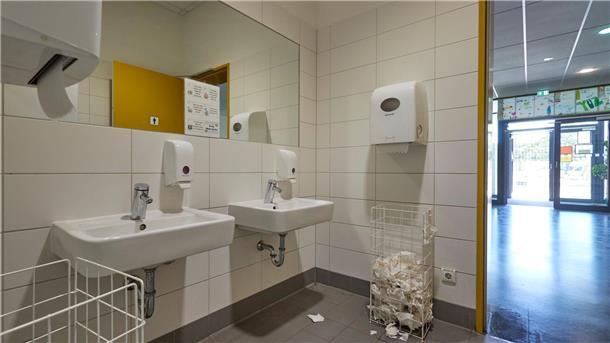 Manche Schultoiletten brauchen dringend eine Reparatur. Aber oft fehlt das Geld.