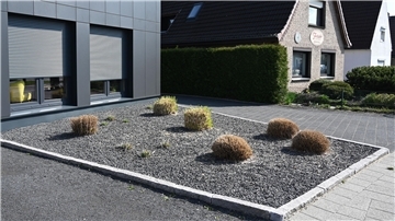 Manche sind wenigstens von einem zarten Grün unterbrochen: Schottergärten sind den Gemeinden im Kreis Cuxhaven ein Dorn im Auge.