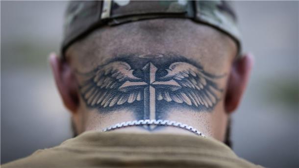 Soldaten der Ukraine: „Dann sehen wir dem Feind ins Auge“ Manche Soldaten sind strenggläubig. Roman hat sich deshalb dieses Tattoo zu Beginn des Krieges als Schutz stechen lassen.