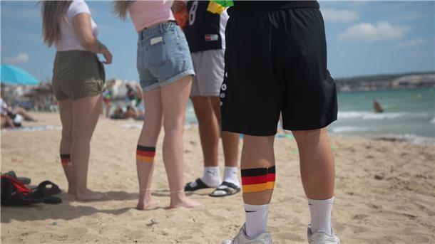 Manchen Deutsche wandern aus, weil sie gerne Strand und Meer möchten.